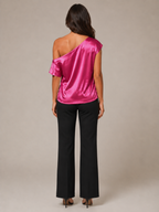 Blusa Ginevra femenina de satén con hombro descubierto y elegante escote asimétrico