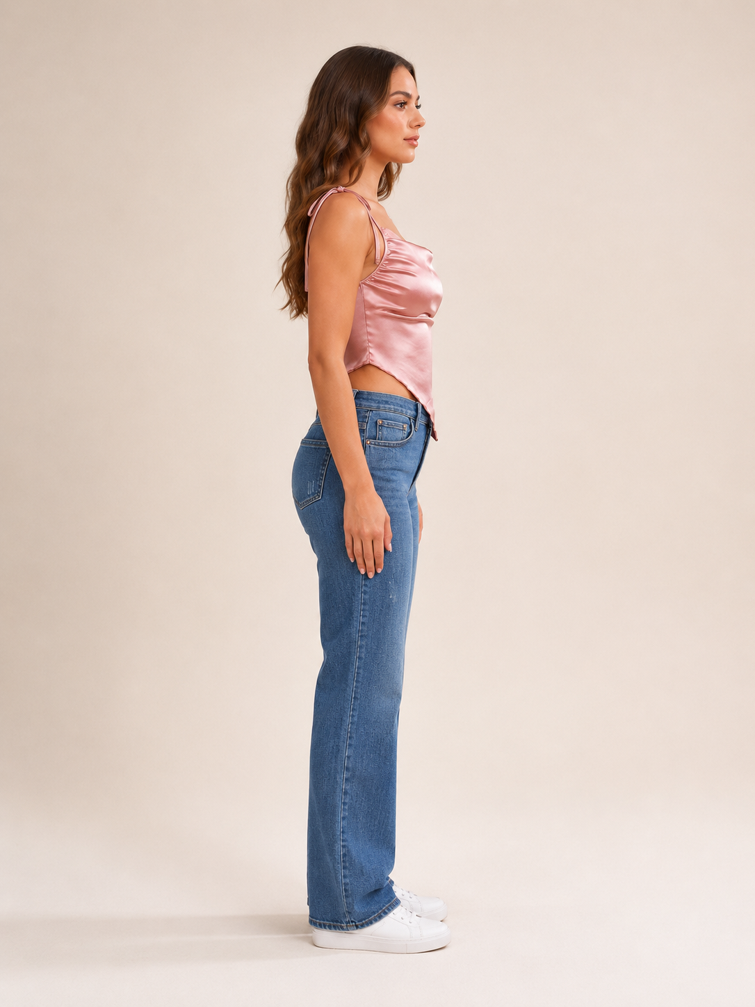 Maëlle Roze Satijnen Crop Top met Asymmetrische Zoom, Cowl Hals en Spaghettibandjes