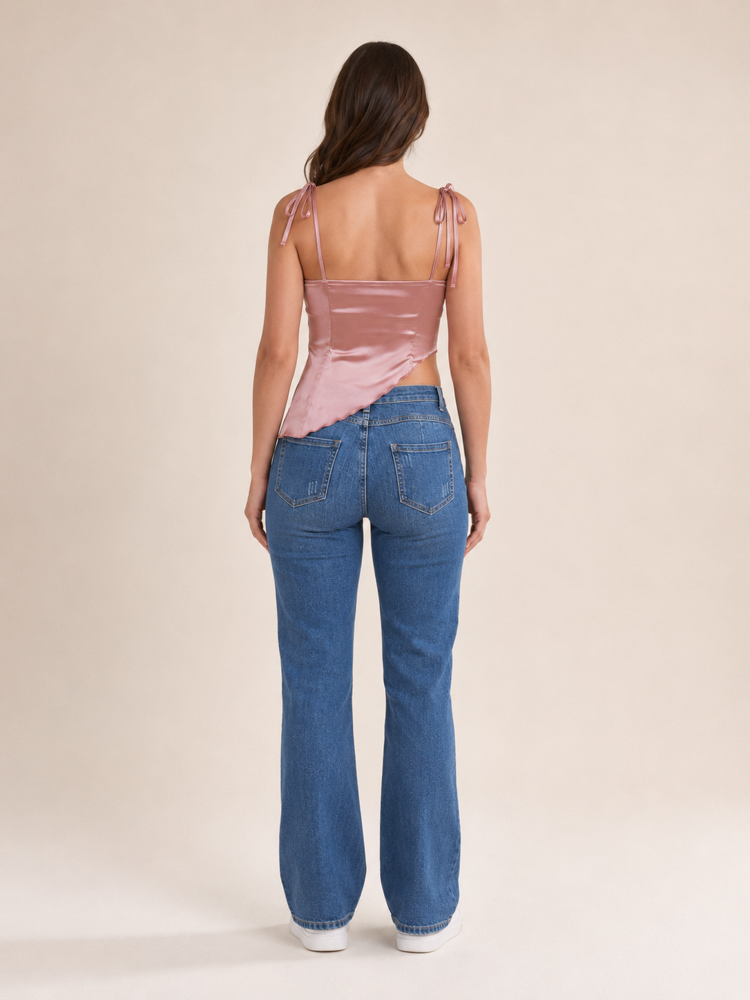 Maëlle Roze Satijnen Crop Top met Asymmetrische Zoom, Cowl Hals en Spaghettibandjes