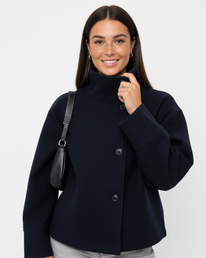Esmée Veste Courte Femme – Manteau Élégant à Col Montant & Coupe Moderne Structurée