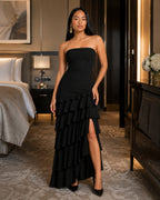 Anneliese Zwarte Strapless Maxi Jurk met Gelaagde Ruches, Split en Elegante Pasvorm