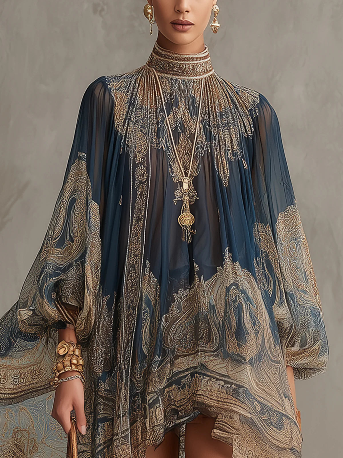 Joanna Marie Robe Mini Asymétrique en Mousseline – Robe Bleu Marine à Col Montant et Imprimé Baroque