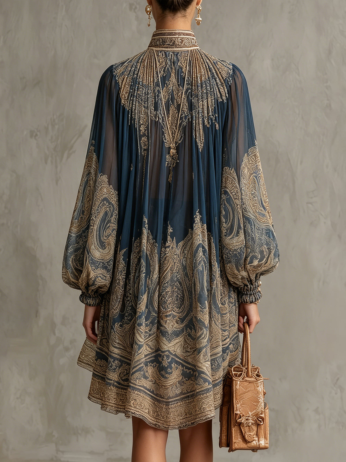 Joanna Marie Robe Mini Asymétrique en Mousseline – Robe Bleu Marine à Col Montant et Imprimé Baroque