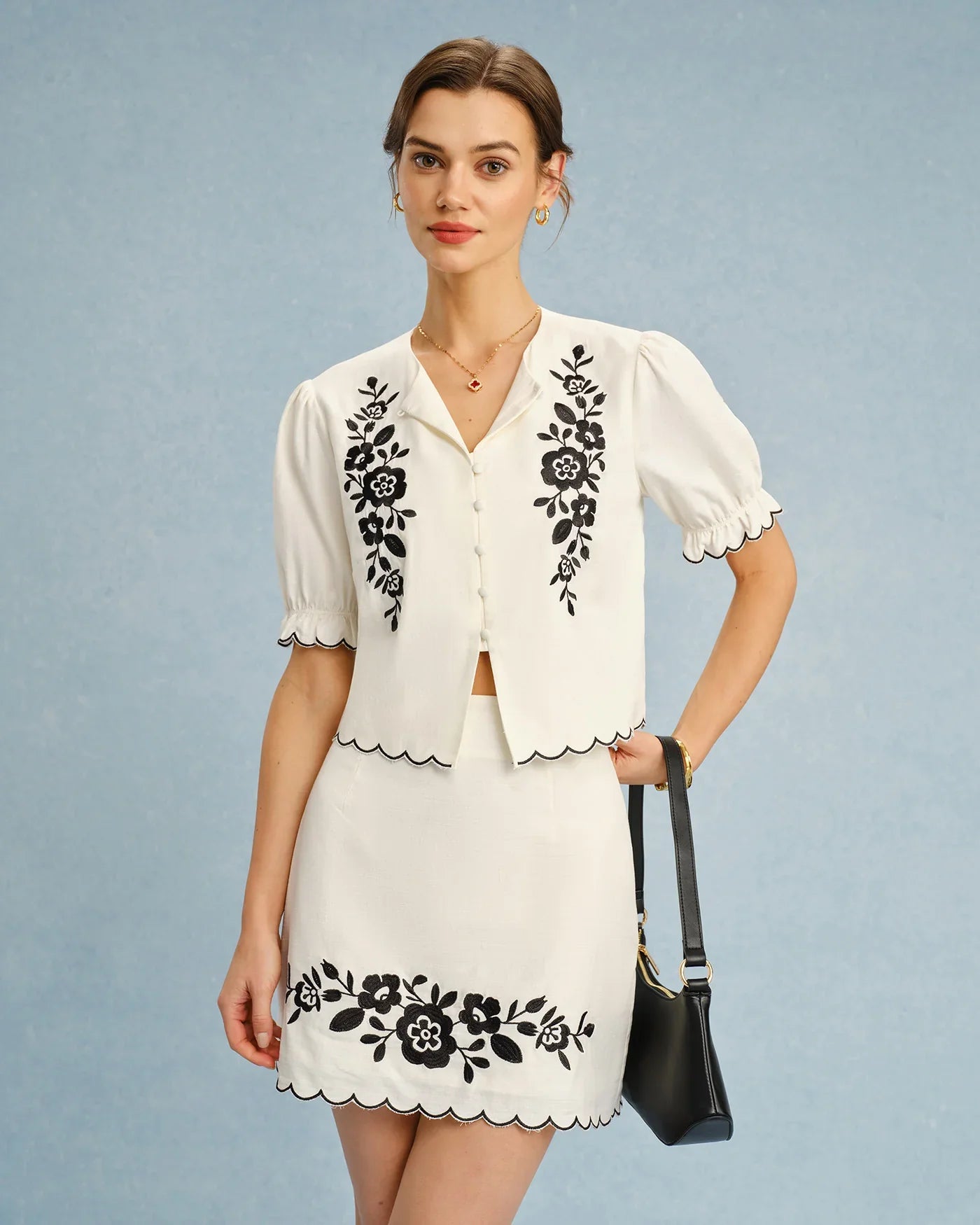 Élodie Jupe Mini Beige Brodée à Finitions Contrastées pour une Élégance Intemporelle
