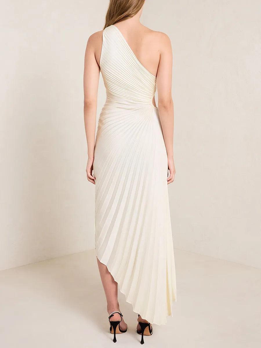 Béatrice – Abito midi asimmetrico avorio monospalla con raffinato drappeggio plissettato