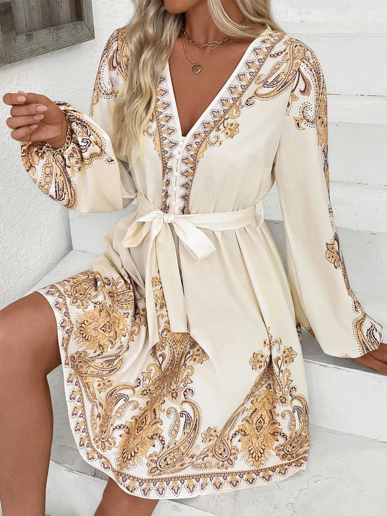 Daphné – Robe courte beige imprimée à manches longues avec ceinture élégante à nouer