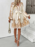 Daphné – Robe courte beige imprimée à manches longues avec ceinture élégante à nouer