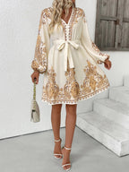 Daphné – Robe courte beige imprimée à manches longues avec ceinture élégante à nouer
