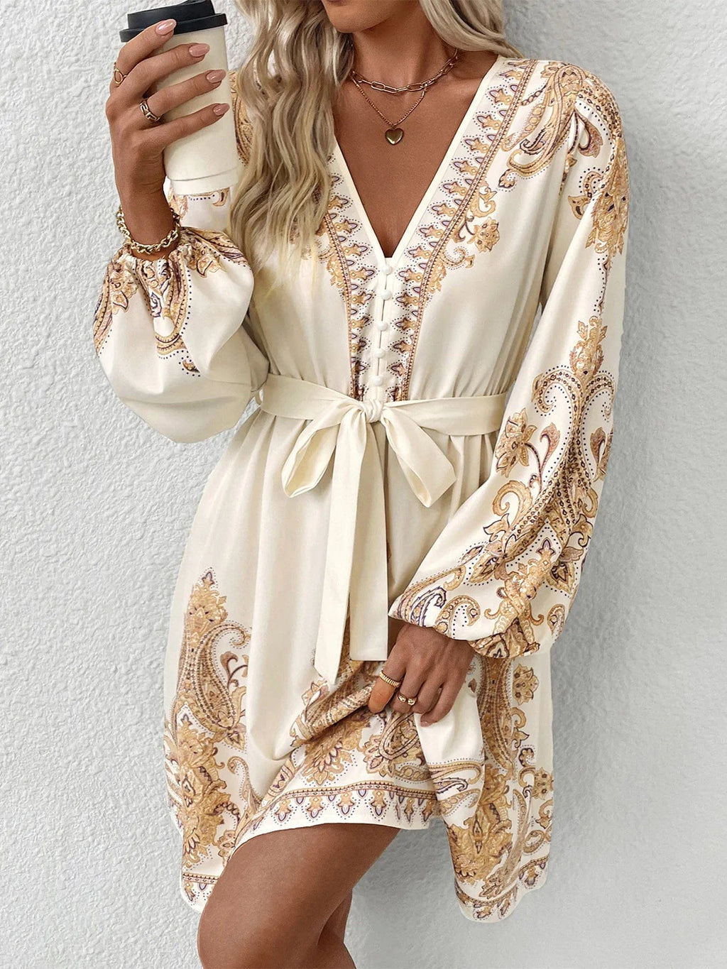 Daphné – Robe courte beige imprimée à manches longues avec ceinture élégante à nouer