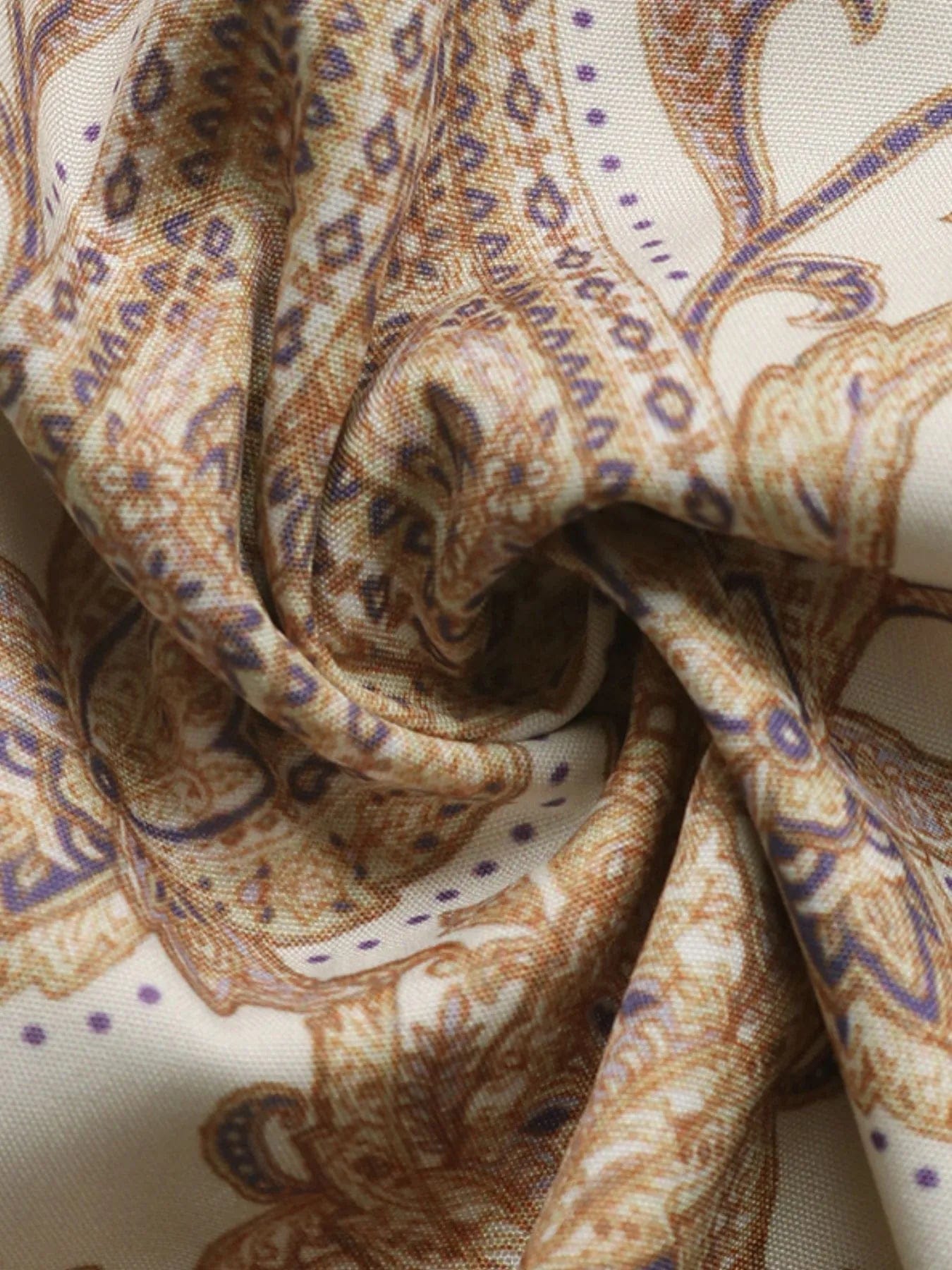 Daphné – Robe courte beige imprimée à manches longues avec ceinture élégante à nouer