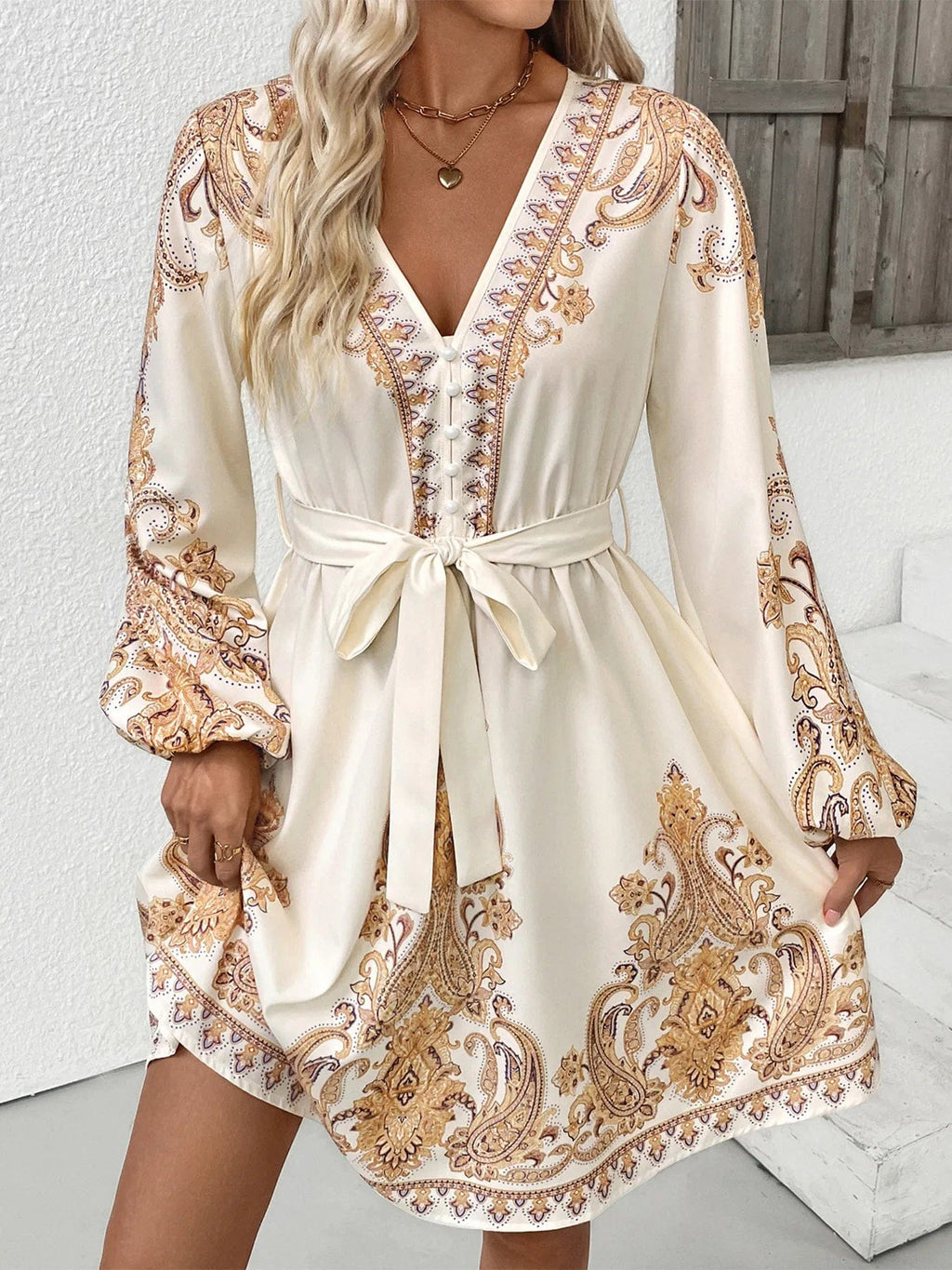 Daphné – Robe courte beige imprimée à manches longues avec ceinture élégante à nouer