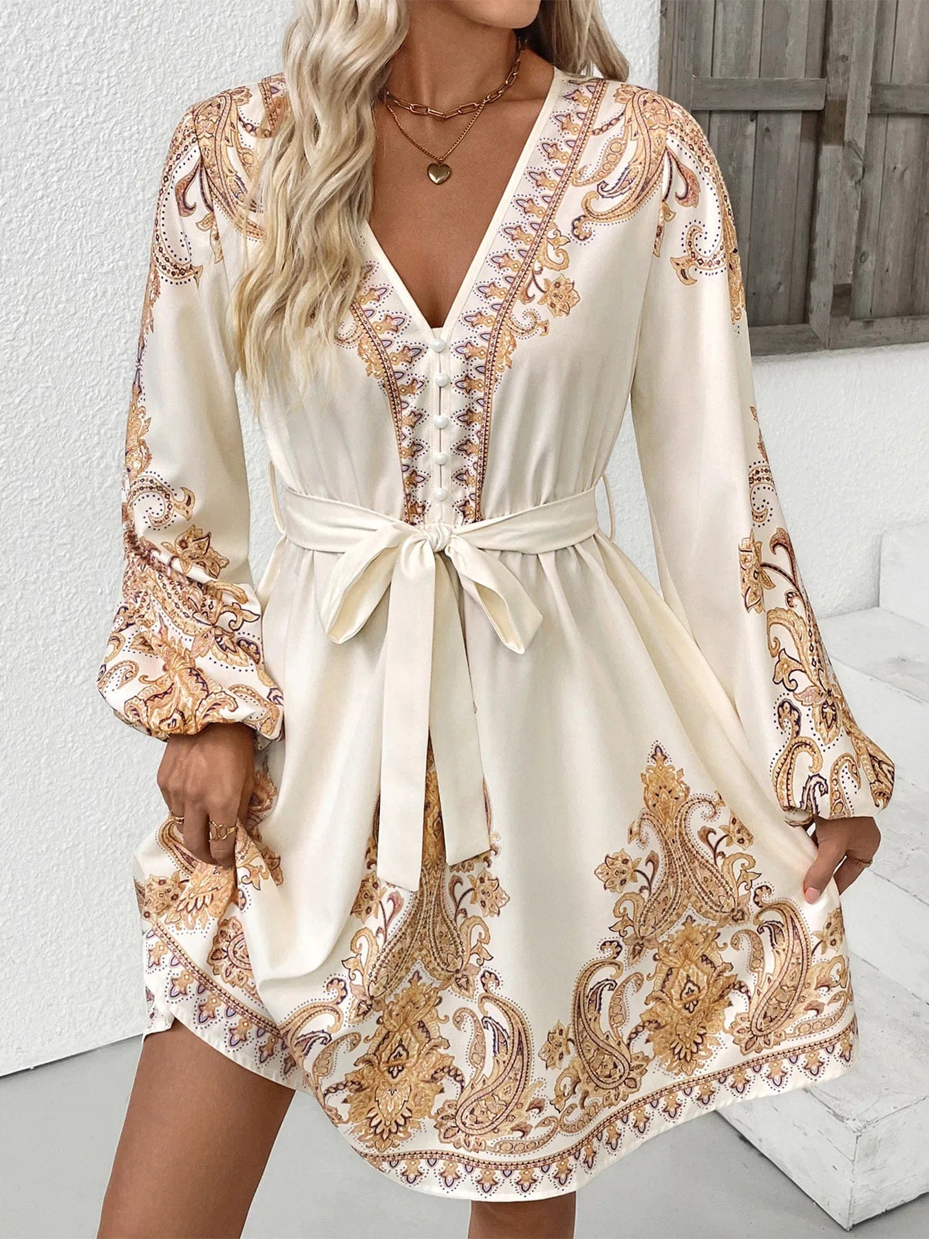 Daphné – Robe courte beige imprimée à manches longues avec ceinture élégante à nouer