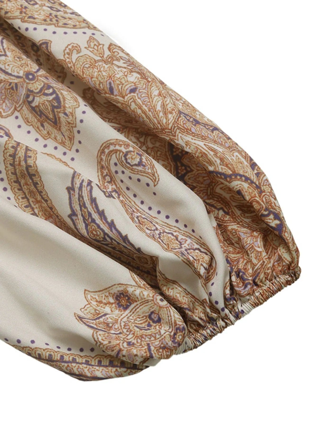 Daphné – Robe courte beige imprimée à manches longues avec ceinture élégante à nouer