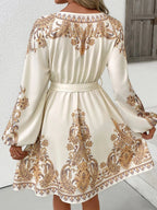 Daphné – Robe courte beige imprimée à manches longues avec ceinture élégante à nouer