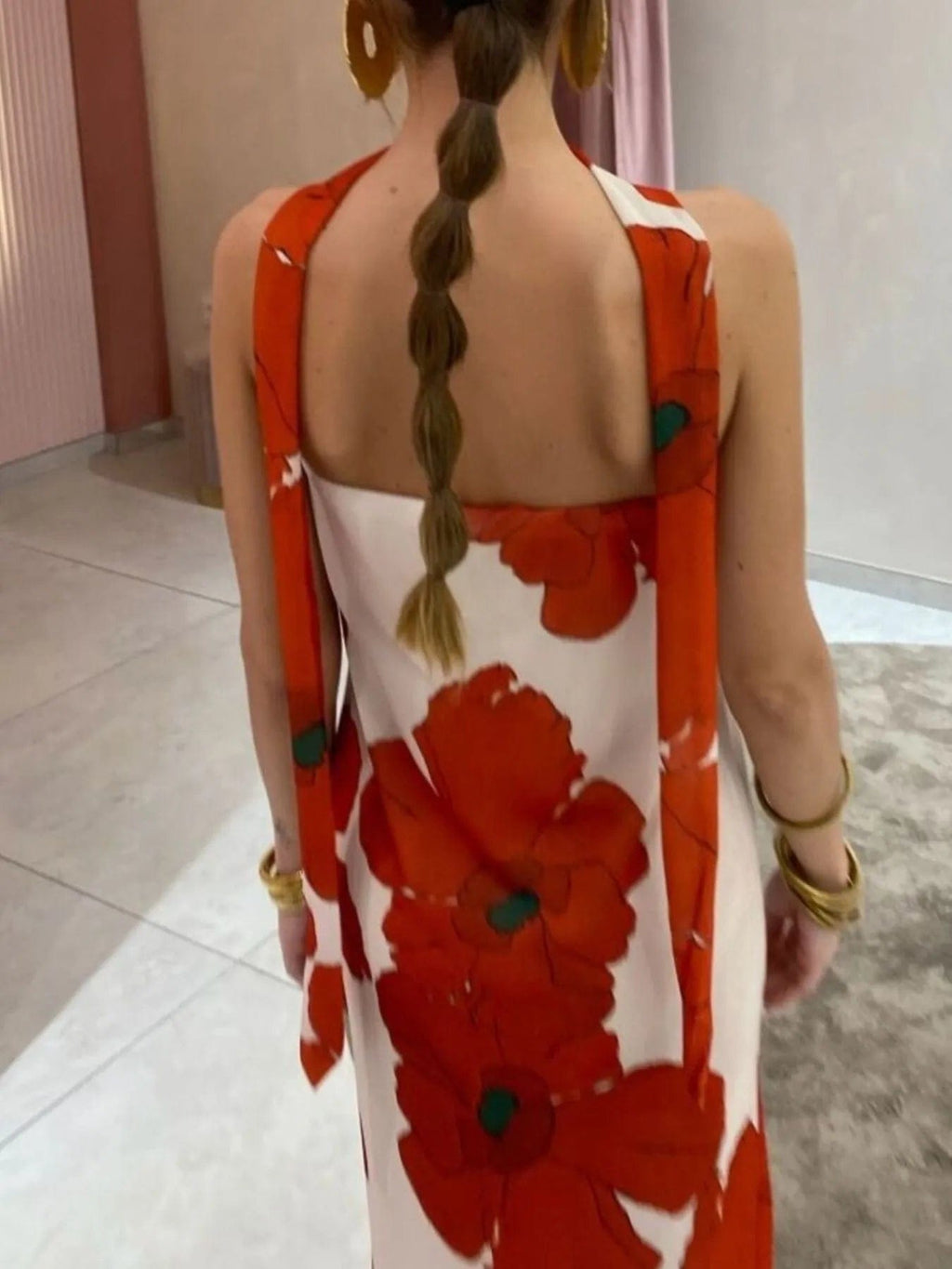Élodie – Vestido largo palabra de honor azul petróleo con grandes flores blancas y corte fluido