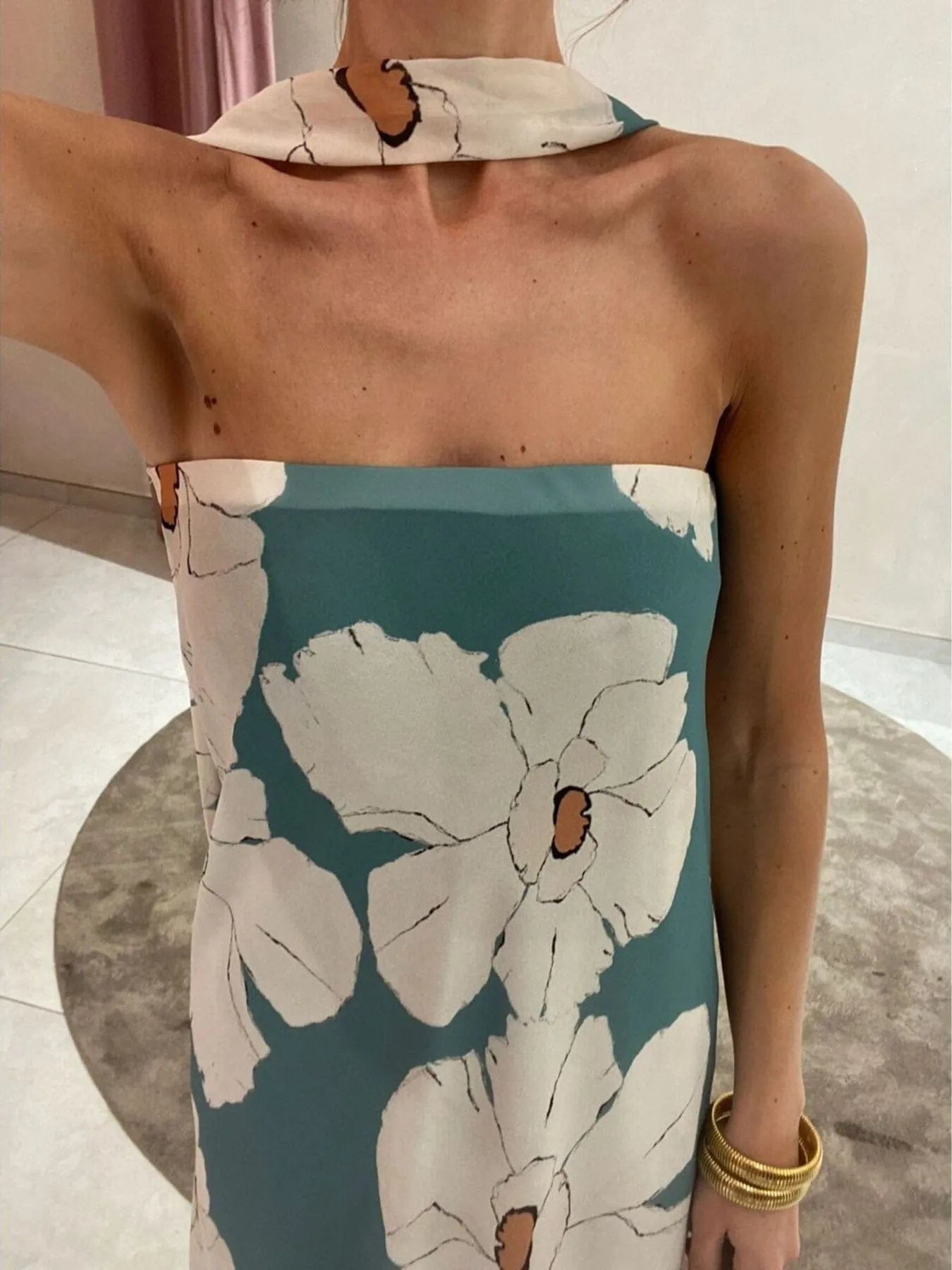 Élodie – Vestido largo palabra de honor azul petróleo con grandes flores blancas y corte fluido