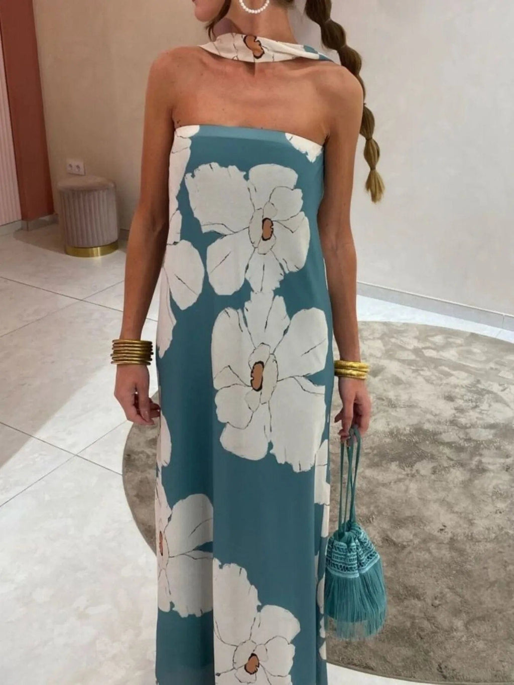 Élodie – Vestido largo palabra de honor azul petróleo con grandes flores blancas y corte fluido