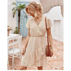 Hélène – Robe courte femme beige à manches volantées et décolleté portefeuille élégant