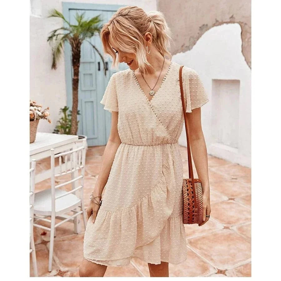Hélène – Robe courte femme beige à manches volantées et décolleté portefeuille élégant
