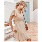 Hélène – Robe courte femme beige à manches volantées et décolleté portefeuille élégant