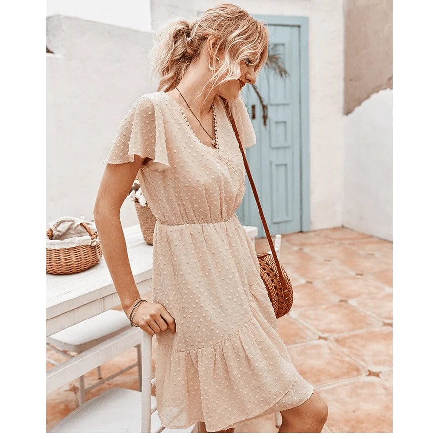 Hélène – Robe courte femme beige à manches volantées et décolleté portefeuille élégant