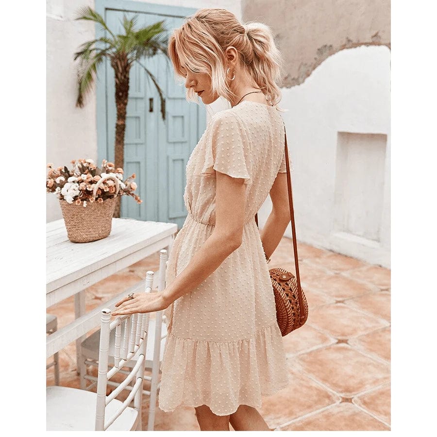 Hélène – Robe courte femme beige à manches volantées et décolleté portefeuille élégant