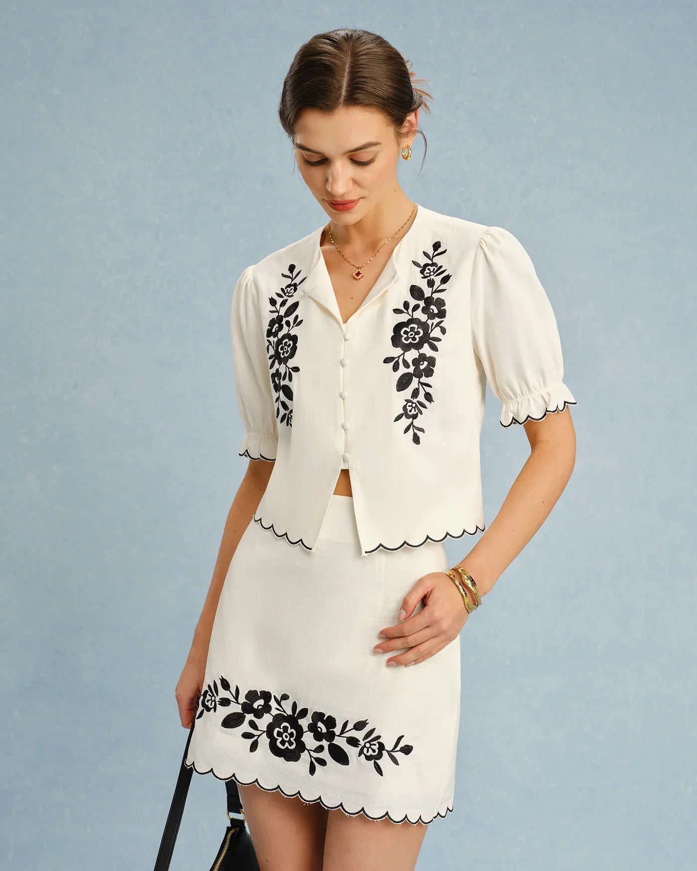 Bérangère Blouse Femme Beige à Manches Bouffantes avec Broderies Florales Contrastées
