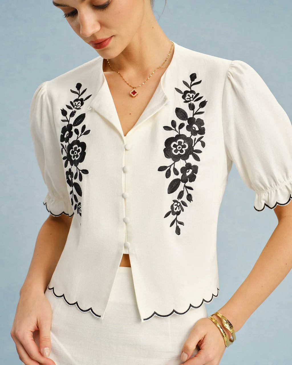 Blusa Bérangère Donna Beige a Maniche Sbuffo con Ricami Floreali a Contrasto