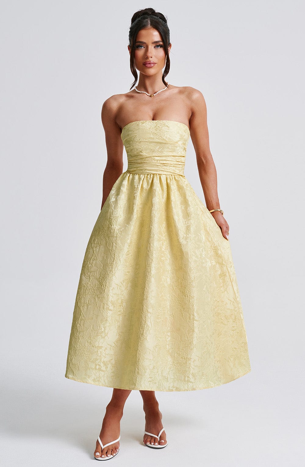 Ursula – Vestido midi de mujer amarillo limón en jacquard floral, con corpiño plisado elegante