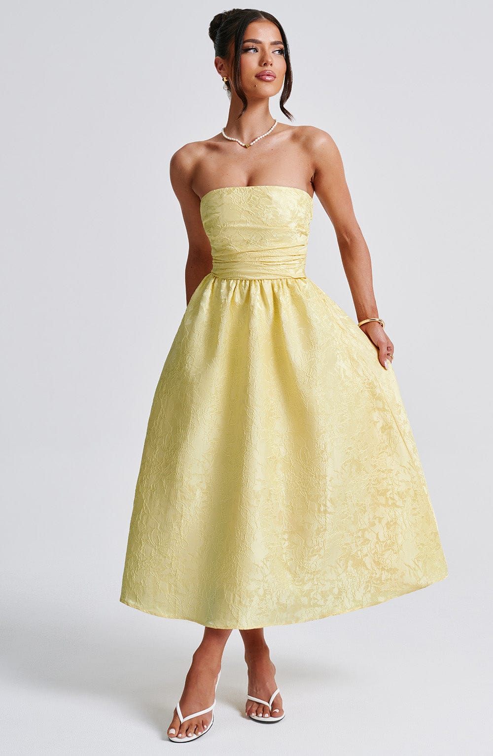 Ursula – Vestido midi de mujer amarillo limón en jacquard floral, con corpiño plisado elegante