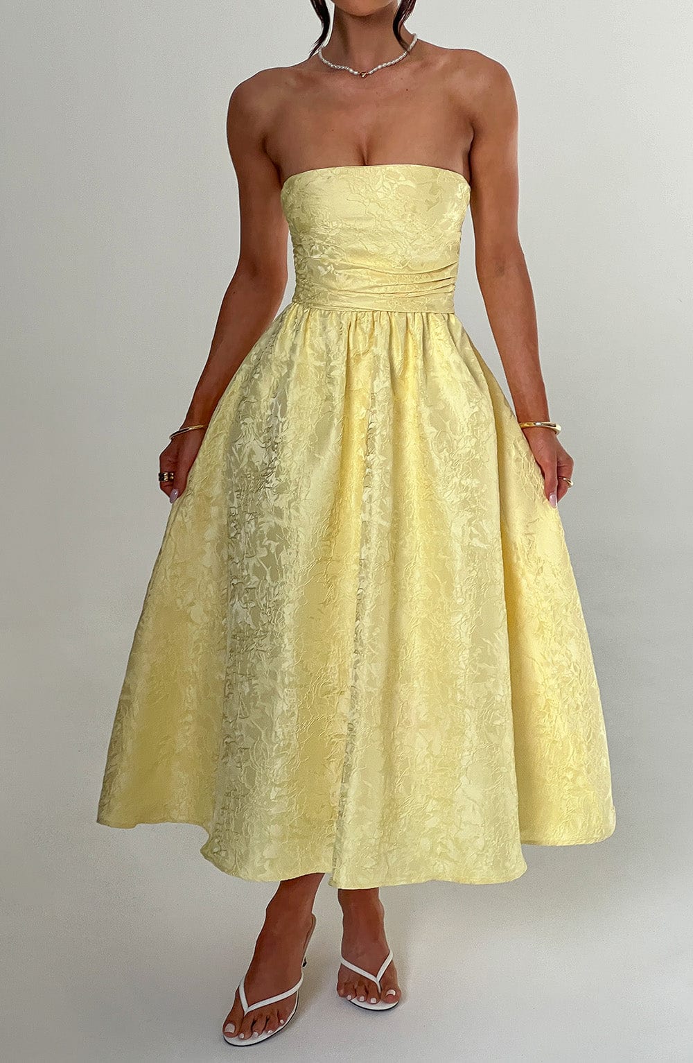 Ursula – Vestido midi de mujer amarillo limón en jacquard floral, con corpiño plisado elegante