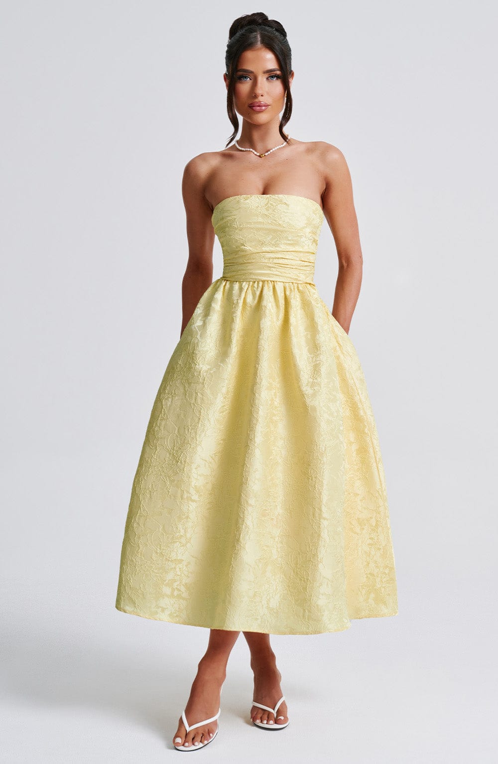 Ursula – Vestido midi de mujer amarillo limón en jacquard floral, con corpiño plisado elegante