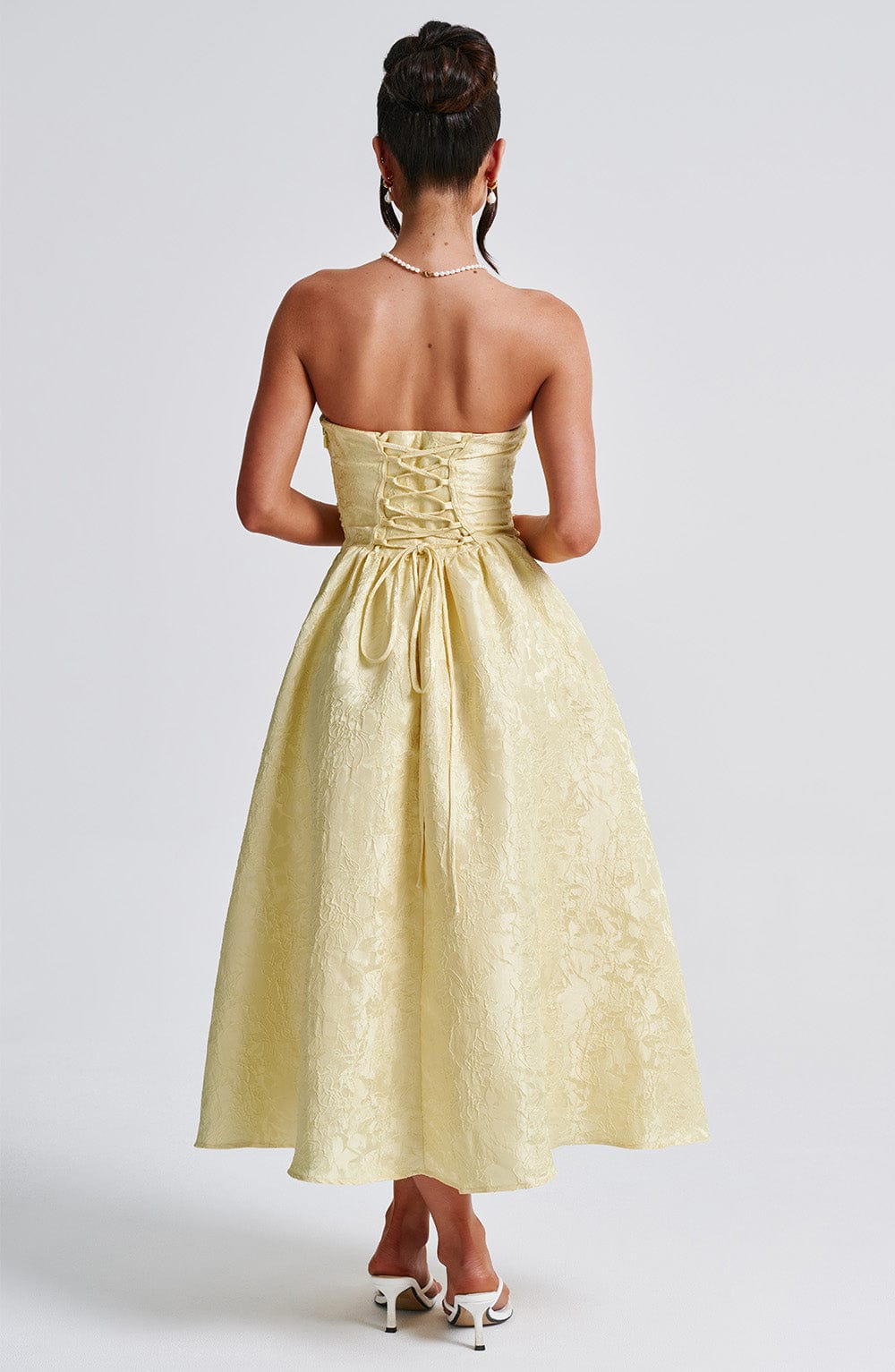 Ursula – Vestido midi de mujer amarillo limón en jacquard floral, con corpiño plisado elegante