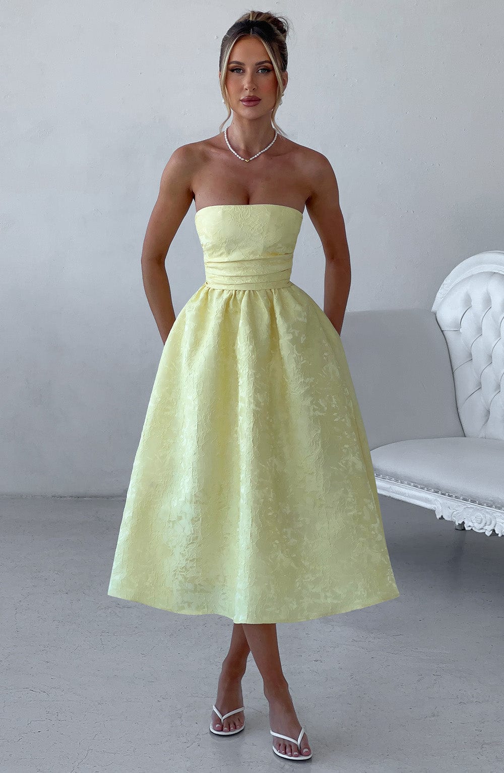 Ursula – Vestido midi de mujer amarillo limón en jacquard floral, con corpiño plisado elegante