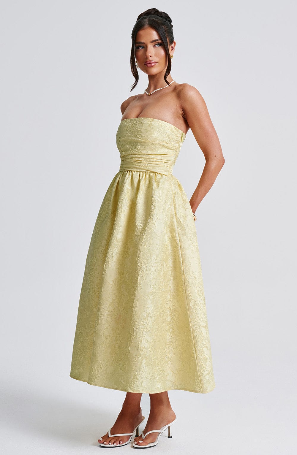 Ursula – Vestido midi de mujer amarillo limón en jacquard floral, con corpiño plisado elegante