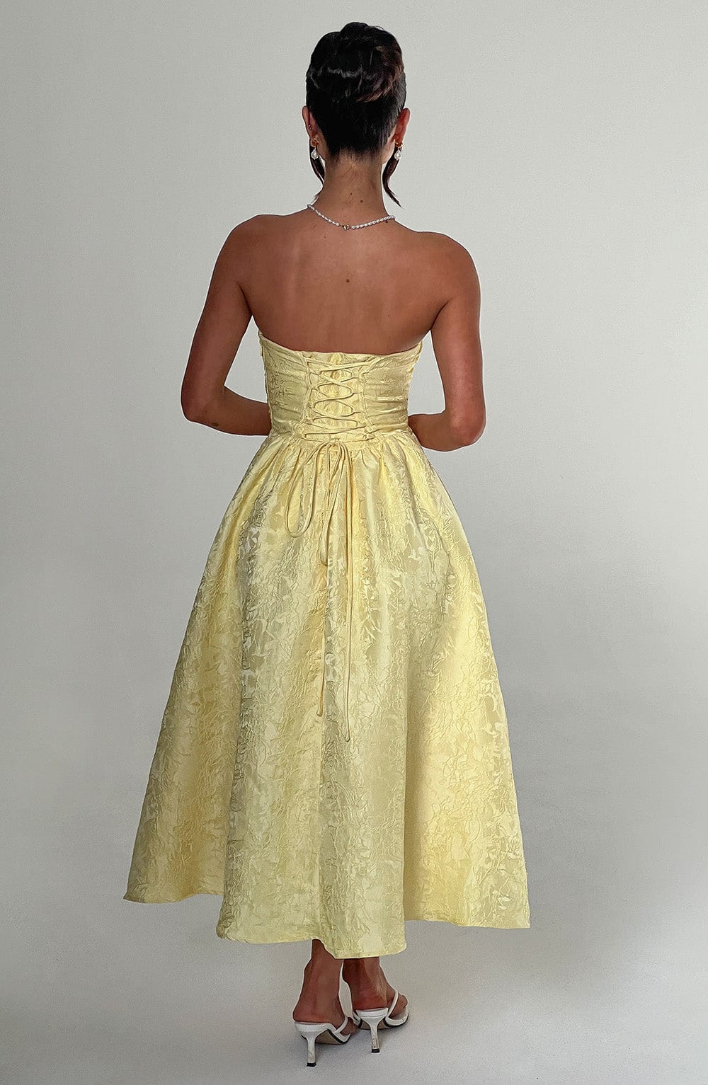 Ursula – Vestido midi de mujer amarillo limón en jacquard floral, con corpiño plisado elegante
