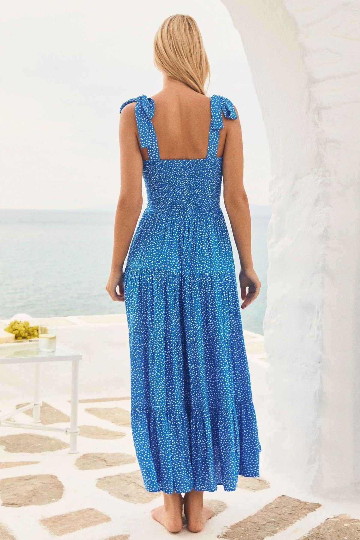 Ximena – Vestido midi de mujer azul cielo estampado, con tirantes anudados y falda fluida elegante