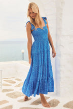 Ximena – Vestido midi de mujer azul cielo estampado, con tirantes anudados y falda fluida elegante