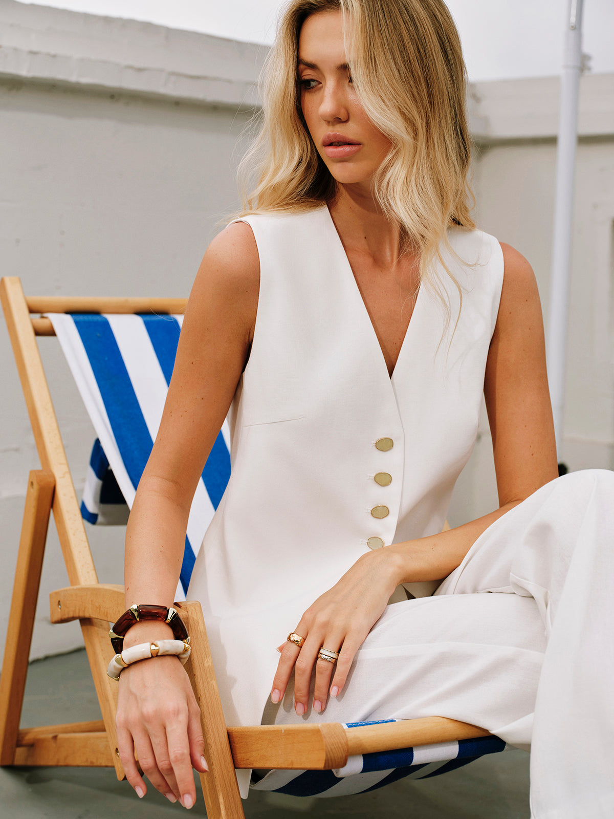 Noémie Gilet Femme – Gilet Sans Manches Élégant avec Col en V et Boutonnage Doré