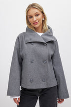 Abrigo Corto Celestine para Mujer – Chaqueta Cruzada Chic con Cuello Alto y Corte Oversize