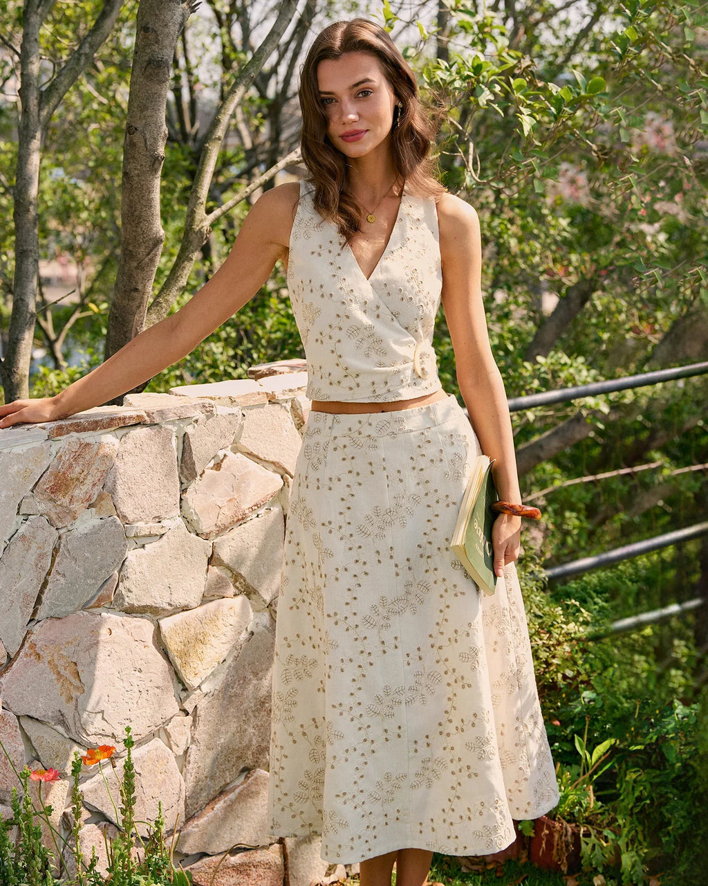 Apolline Jupe Midi Brodée Beige Élégante à Coupe Fluide pour un Style Féminin Raffiné