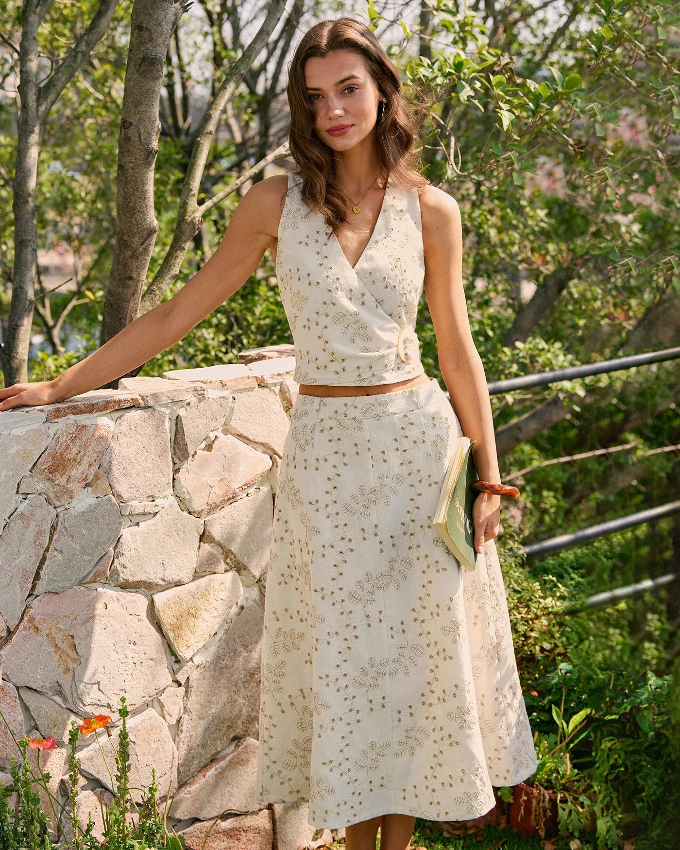 Apolline Jupe Midi Brodée Beige Élégante à Coupe Fluide pour un Style Féminin Raffiné