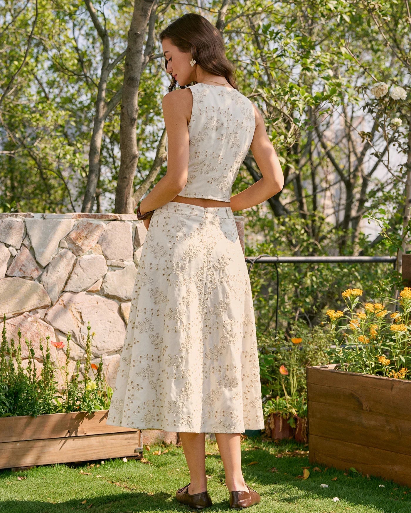 Apolline Jupe Midi Brodée Beige Élégante à Coupe Fluide pour un Style Féminin Raffiné