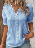 Noémie Blouse à Dentelle Délicate et Col V Élégant aux Manches Bouffantes