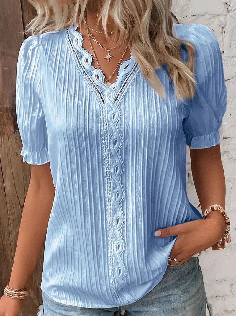 Noémie Blouse à Dentelle Délicate et Col V Élégant aux Manches Bouffantes