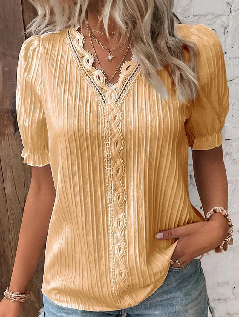 Noémie Blouse à Dentelle Délicate et Col V Élégant aux Manches Bouffantes