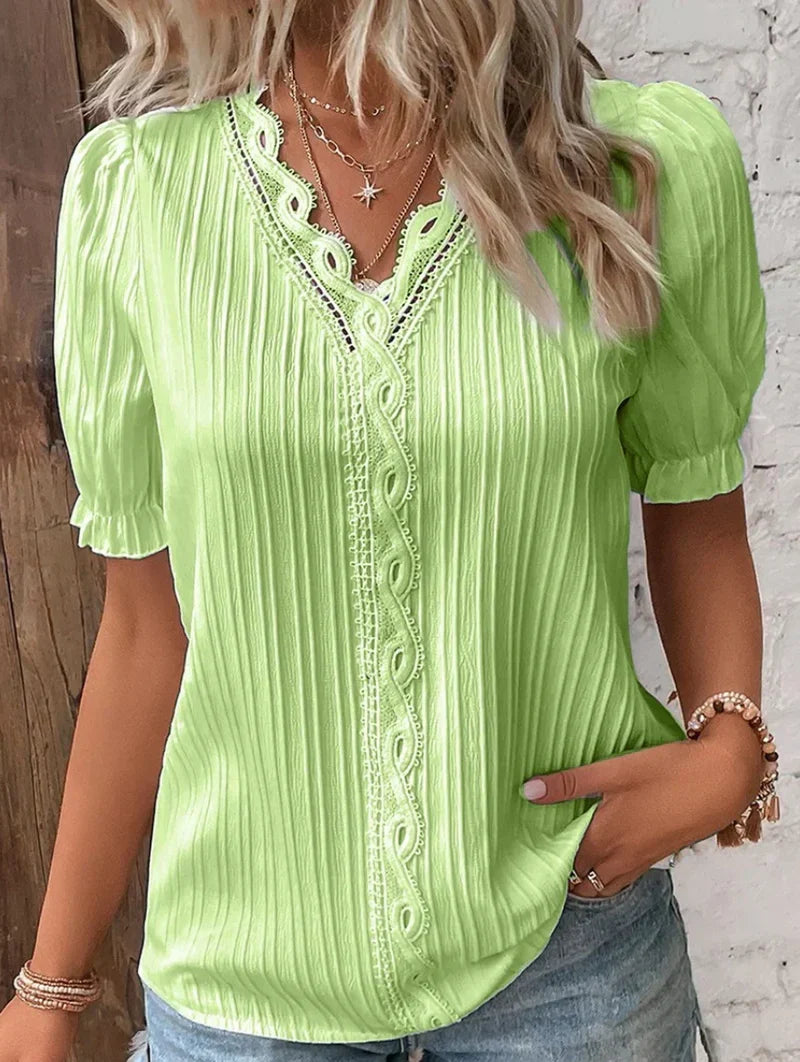 Noémie Blouse à Dentelle Délicate et Col V Élégant aux Manches Bouffantes