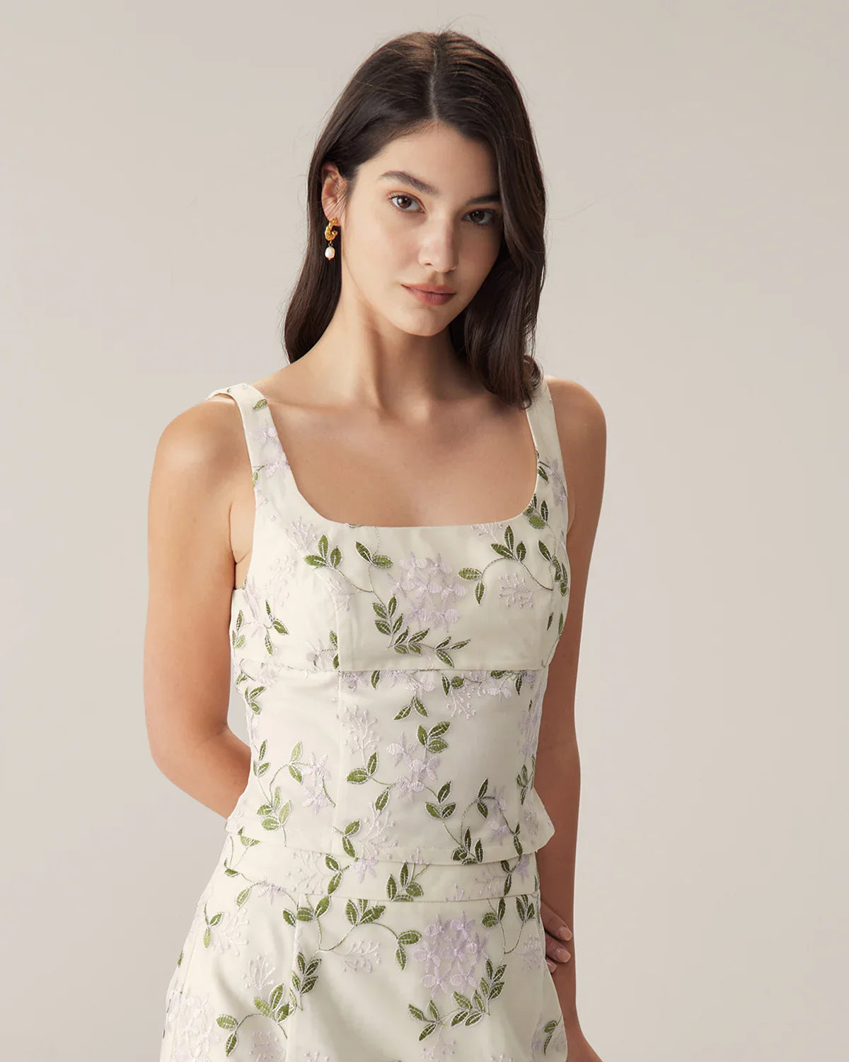 Éléna Débardeur Beige Brodé à Motif Floral et Coupe Ajustée au Style Élégant