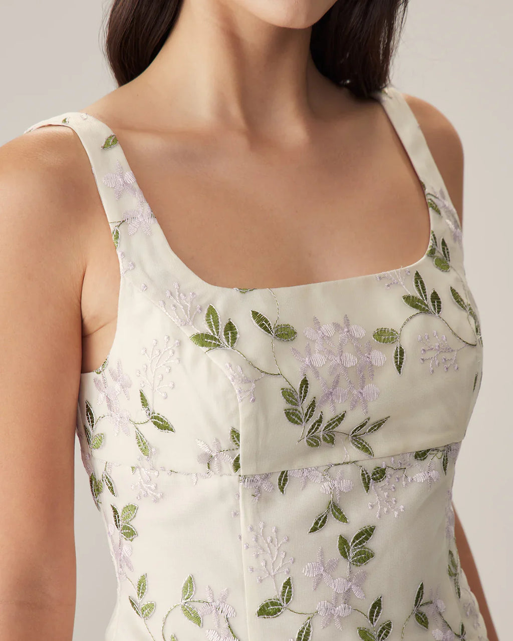 Éléna Débardeur Beige Brodé à Motif Floral et Coupe Ajustée au Style Élégant