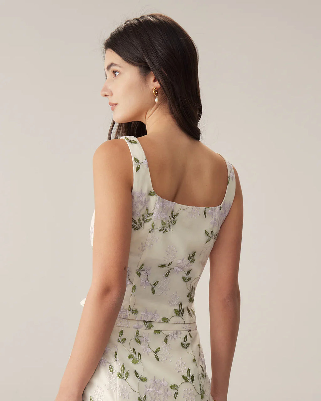 Éléna Débardeur Beige Brodé à Motif Floral et Coupe Ajustée au Style Élégant